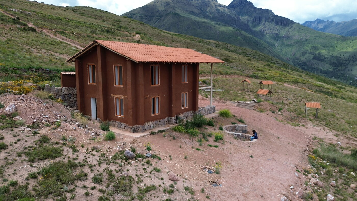 Vivienda de adobe construida, vista aérea con la cordillera de fondo