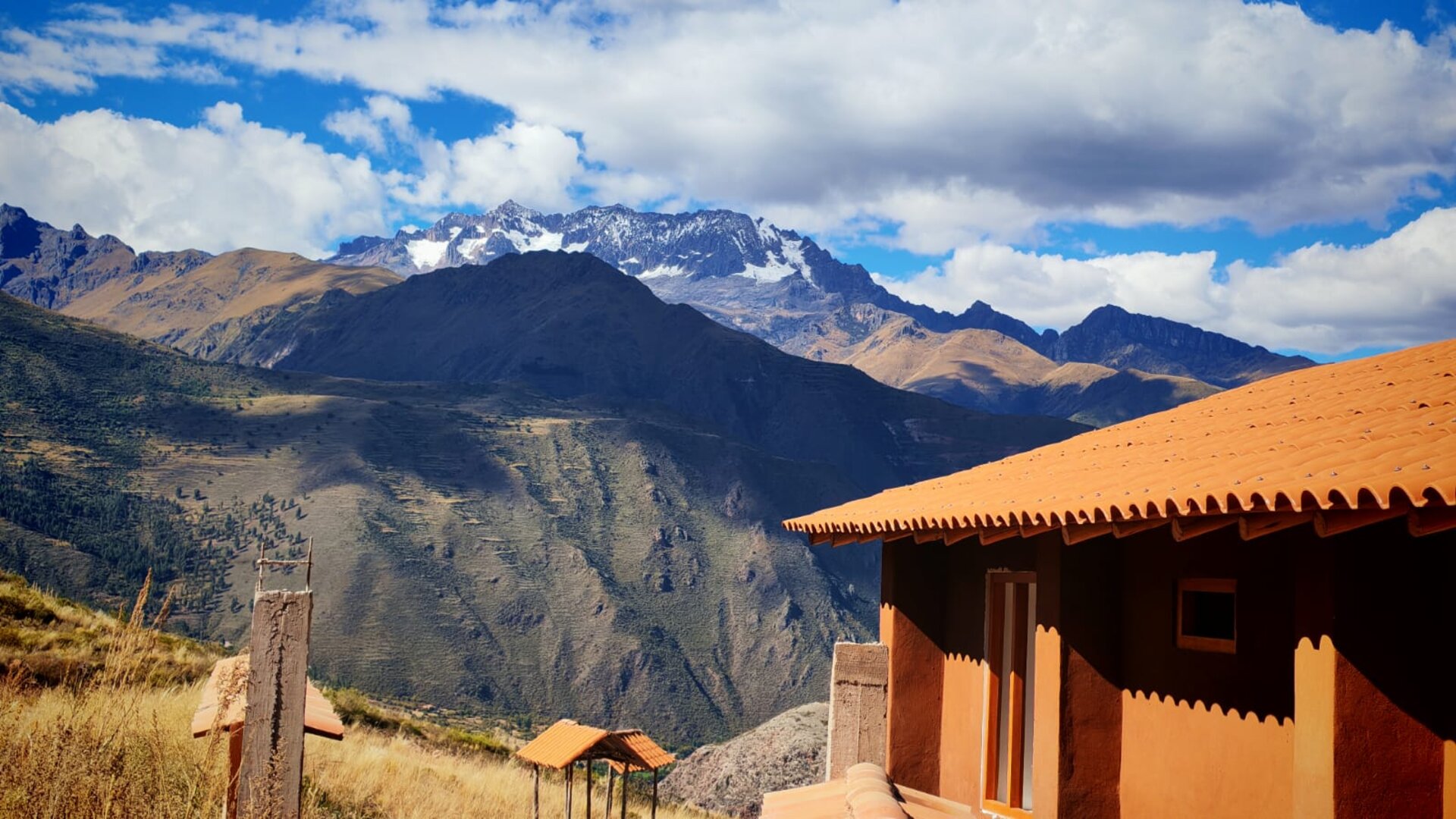 Paisaje altoandino de Maras con laguna, cipreses y montañas del Valle Sagrado
